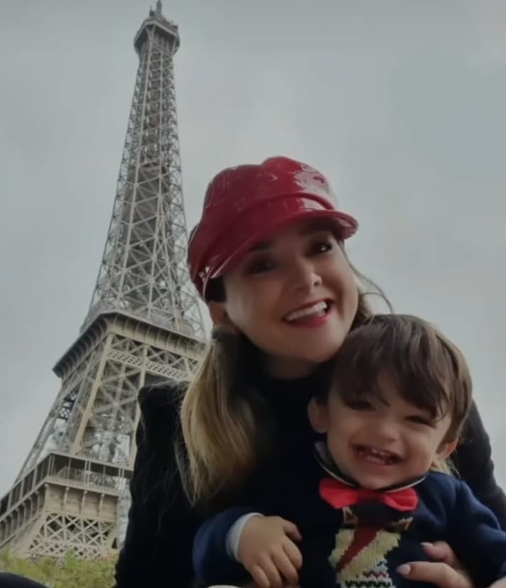 Ella dio la bienvenida al otoño en Francia, viajó junto a su pequeño 
<a href="https://www.univision.com/famosos/sherlyn-esta-de-vacaciones-en-paris-con-su-hijo-andre">André</a>, de un año de edad.