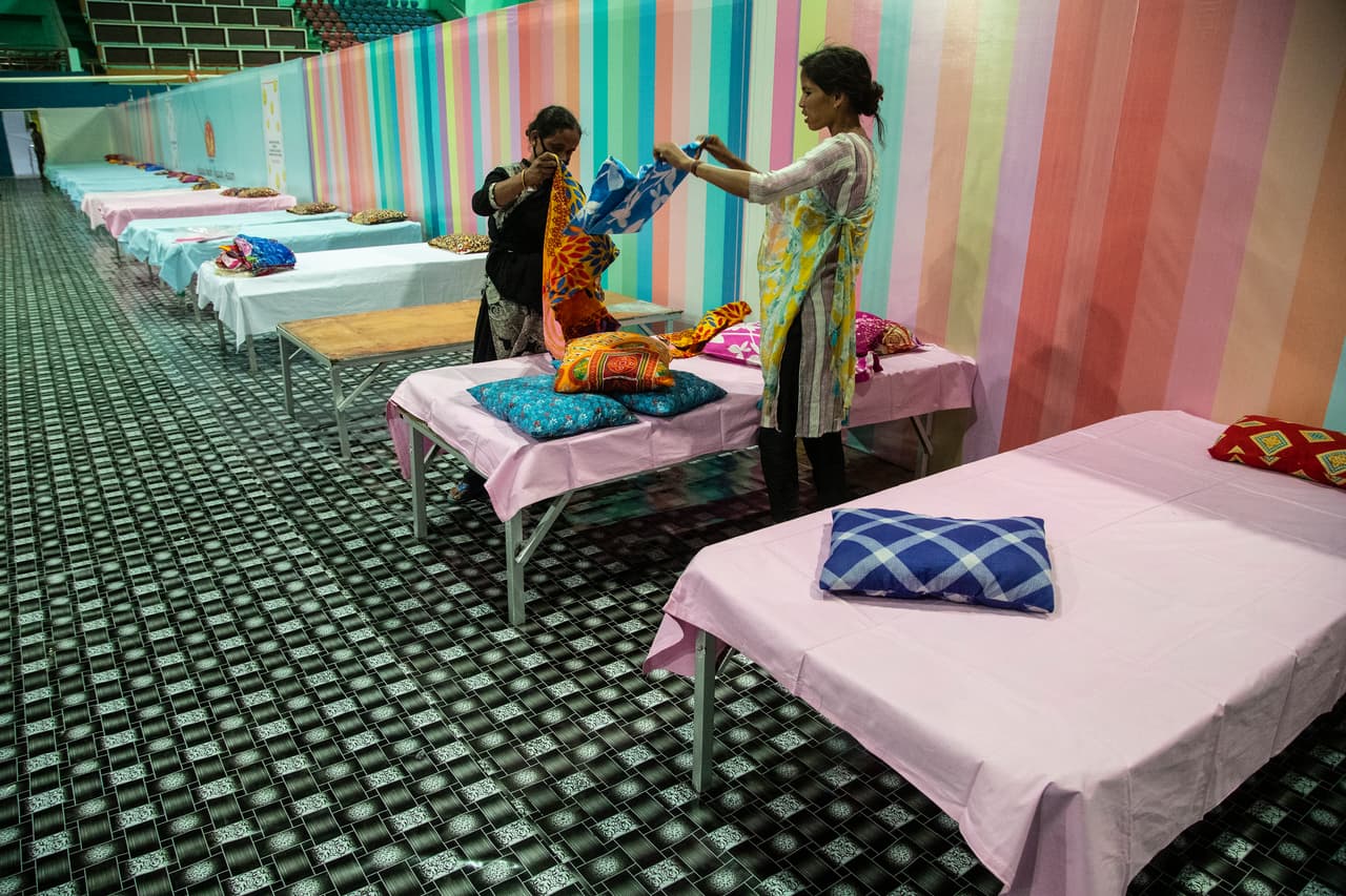Nueva Delhi, la capital, están convirtiendo de forma apresurada las escuelas en hospitales. Algunos hospitales de campaña en las otras ciudades habían sido desmantelados y ahora están siendo instalados nuevamente. En la fotografía un centro de salud recién instalado en un estadio en Gauhati, el 19 de abril.