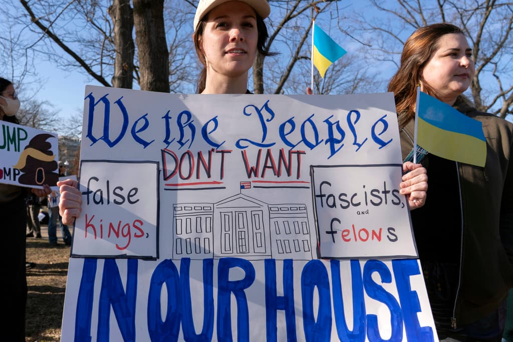 Manifestantes protestan cerca del Capitolio de Estados Unidos antes del discurso del presidente Donald Trump ante una sesión conjunta del Congreso en Washington, el martes 4 de marzo de 2025.