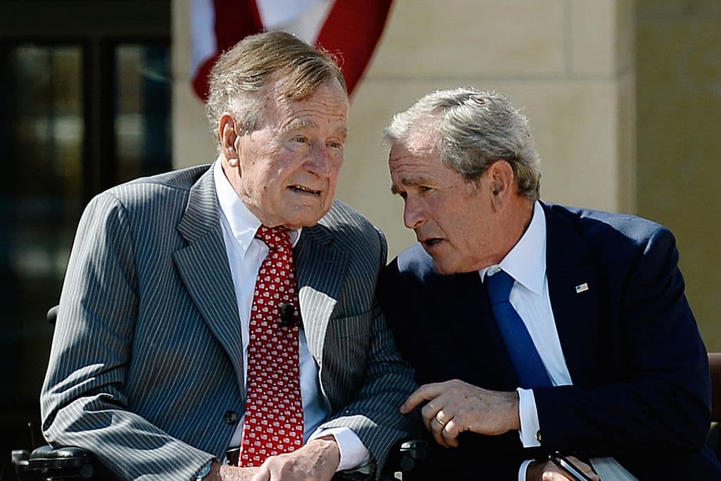 Los expresidentes Bush condenan el "fanatismo racista" tras explosivas declaraciones de Trump