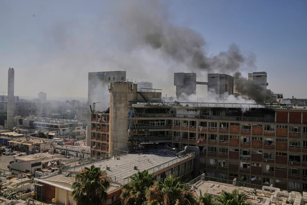 Columnas de humo salen del hospital Soroka en el sur de Israel este jueves, tras ser impactado por un misil iraní.