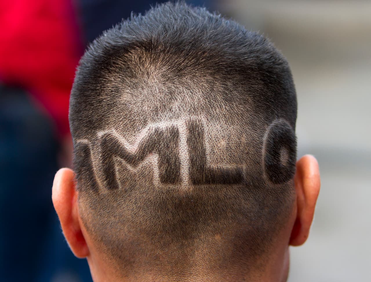 En uno de sus eventos en el fronterizo estado de Tamaulipas, uno de sus seguidores llevaba un corte de cabello en el que de espaldas se puede leer "AMLO".
