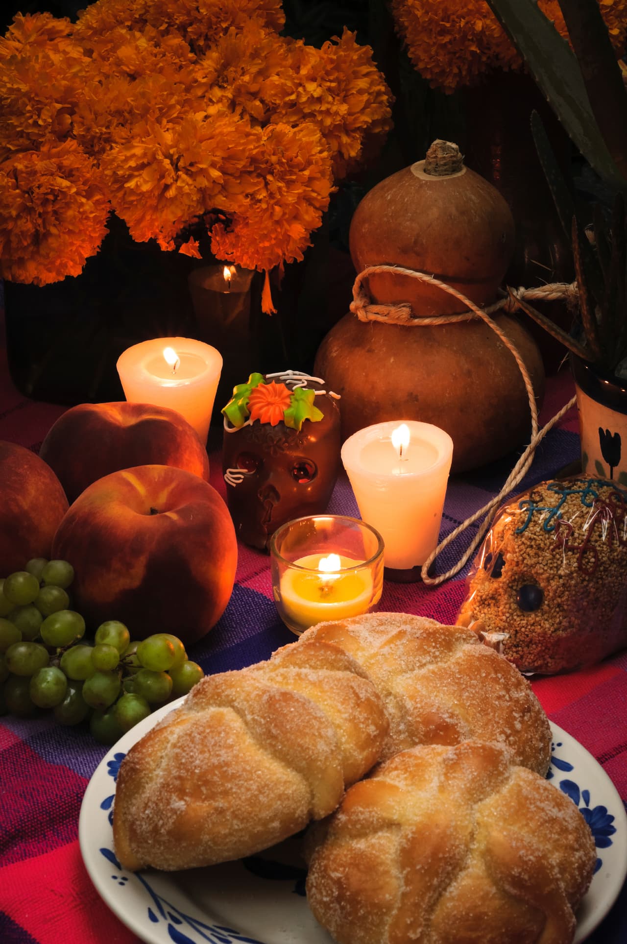 Cuando la Iglesia Católica creó la festividad del día de Todos los Santos y la de los Fieles Difuntos ambas festividades se incorporaron en una sola y se formó toda una tradición.