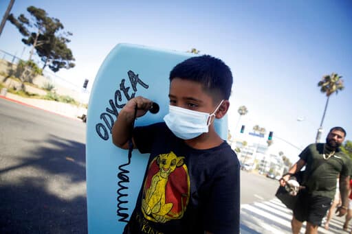 Los niños, ancianos y enfermos están en los grupos de riesgo ante los efectos del calor y en los tiempos de coronavirus hay que estar muy pendiente de los síntomas de sofocación. Otro llamado de atención está relacionado con que, pese al calor, el uso de las mascarillas sigue siendo obligatorio en exteriores.