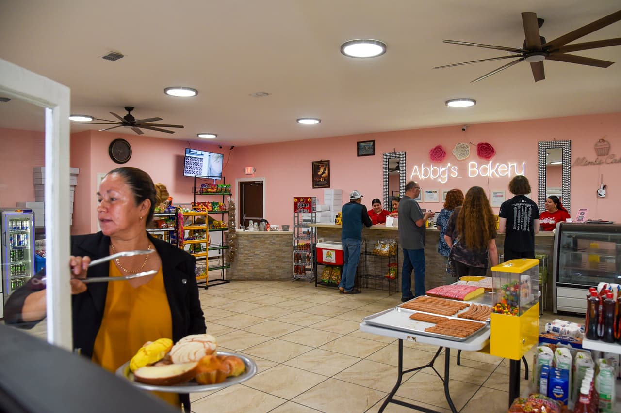 Para Terri Sponsler, de 61 años, comprar en Abby’s Bakery se ha convertido en una declaración política. "Con todo lo que está sucediendo ahora en nuestro país, necesitamos encontrar maneras de protestar", comentó.
