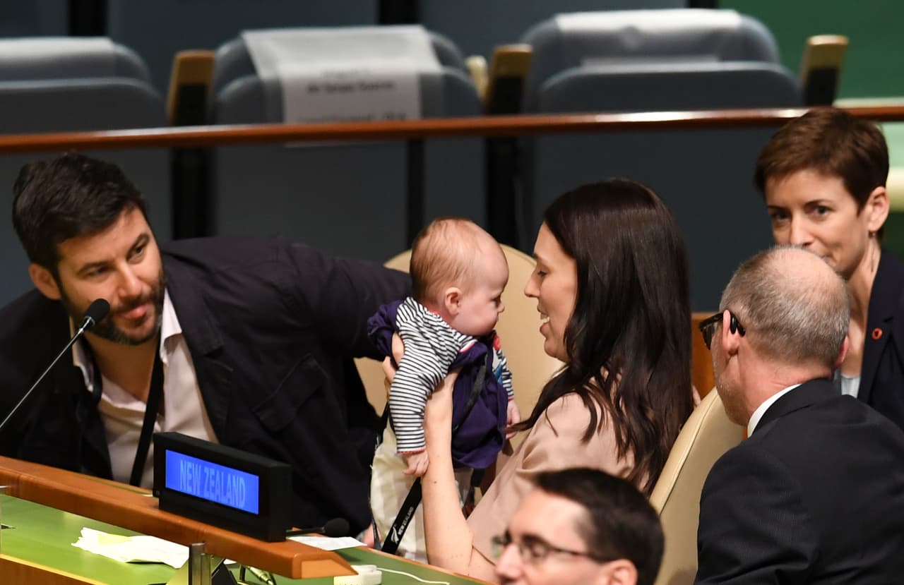 La presencia de la pequeña es histórica en el recinto de la ONU y eso se ha hecho notar en la reacciones de muchos asistentes: "Ojalá hubiera podido capturar la mirada de sorpresa en una delegación japonesa dentro de la ONU ayer que entró en una sala de reuniones en medio de un cambio de pañales", 
<a href="https://twitter.com/NZClarke/status/1044252770268672000">compartió con gracia en su cuenta de Twitter la mandataria.</a>