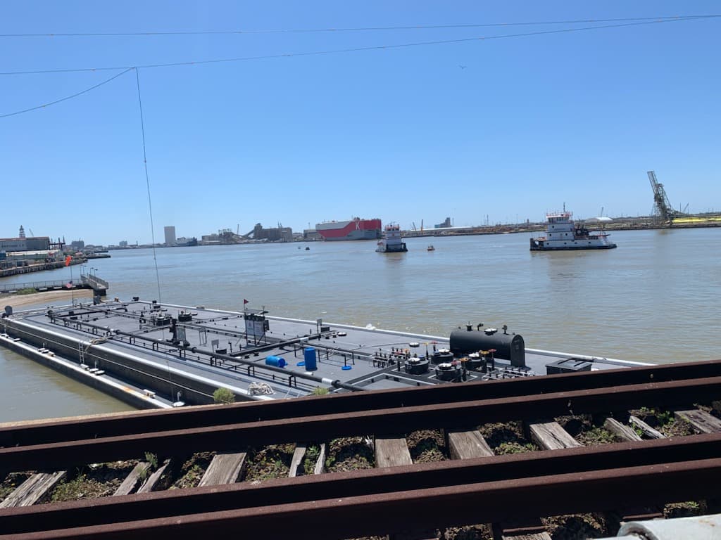 <b>Se ha confirmado visualmente el derrame de petróleo procedente de la barcaza en la bahía de Galveston.</b>
<br>
