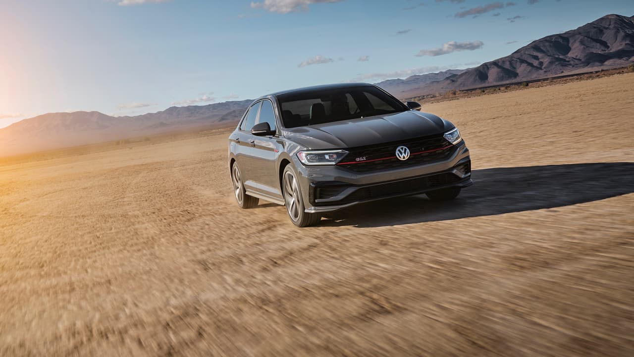 Al menos en papel Volkswagen 
<b>cumplió con casi todo lo que esperábamos</b>, comenzando por una suspensión totalmente independiente, con muelles para las ruedas delanteras y eslabones múltiples en las traseras, que lo pone 0.6 pulgadas más cerca del pavimento y que junto a sus rines de aleaciones de aluminio de 18 pulgadas le dan un aspecto enérgico y algo amenazante.