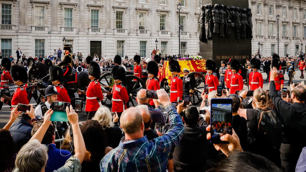El ataúd de la reina Isabel II fue trasladado a caballo desde el Palacio de Buckingham hasta Westminster. Sus hijos siguieron a pie el féretro y también lo hicieron sus nietos, el príncipe William y Harry. Las autoridades recomendaron a quienes hacen largas filas para despedirse de la monarca que lleven agua para hidratarse, protector solar y otras medidas para poder soportar la espera que puede llegar a ser hasta de 30 horas. 
<b>Lee más información sobre <a href="https://www.univision.com/noticias/mundo/reina-isabel-feretro-traslado-londres-homenajes-westminster-hall" target="_blank">los actos fúnebres por la muerte de Isabel II</a></b>.