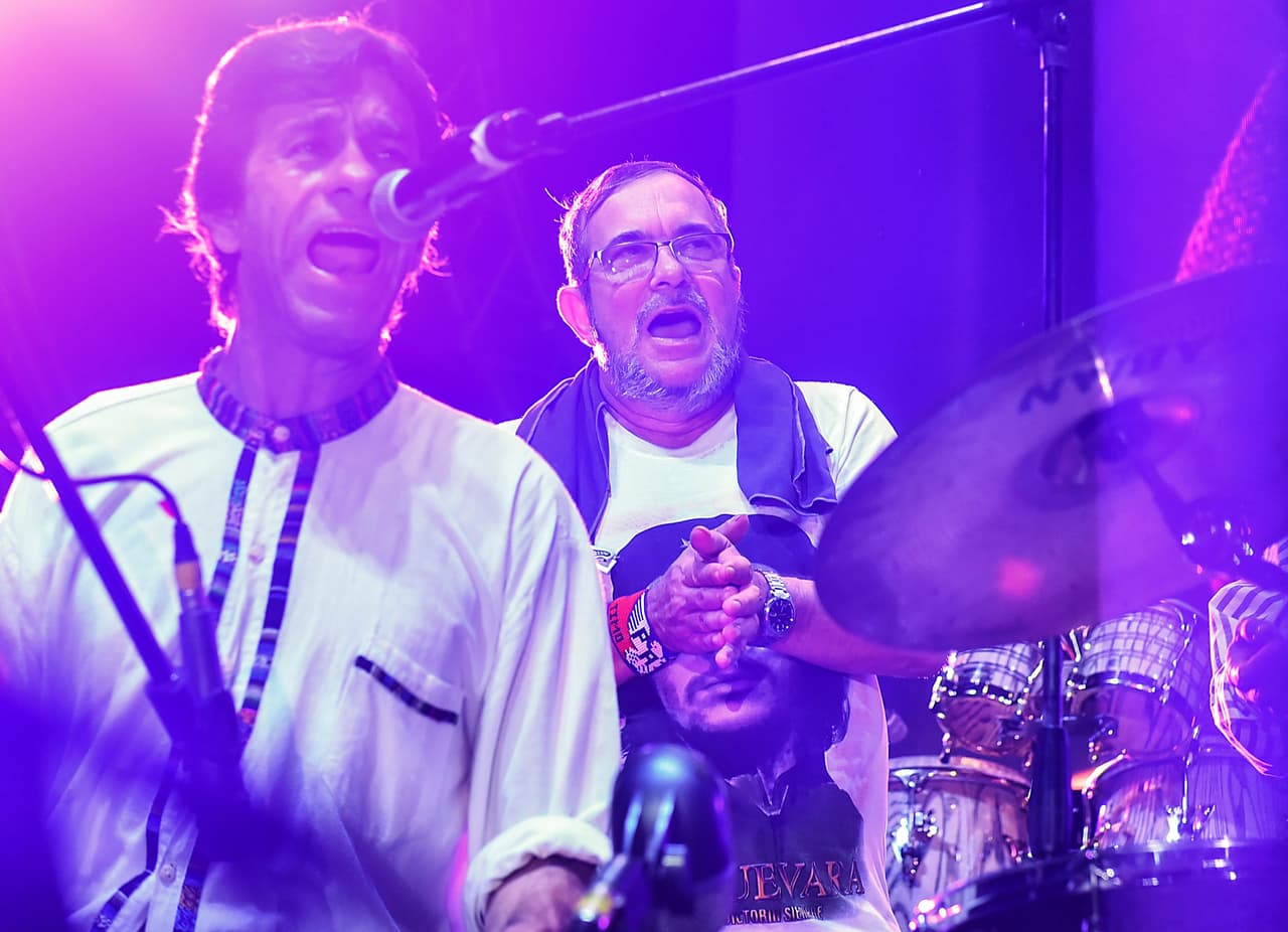 El lider de las FARC también participó en la tarima junto a los músicos invitados a los eventos culturales de la conferencia.