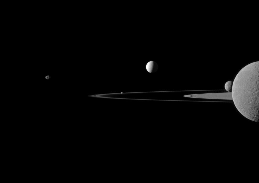 Un quinteto de lunas de Saturno se unen en el campo de visión de Cassini para este retrato: de izquierda a derecha, Janus, Pandora, Encelado, Rhea y Mimas.