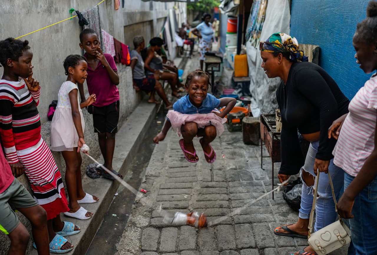 Una niña salta la cuerda en una escuela que alberga a decenas de desplazados por la violencia de pandillas en Puerto Príncipe, Haití, el 15 de mayo de 2024. 
<a href="https://www.univision.com/noticias/mundo/mas-de-200-personas-muren-violentamente-fin-de-semana-haiti">El estallido de violencia de pandillas este año superó los 5,000 muertos en Haití, </a>según el alto comisionado de la ONU para los Derechos Humanos, Volker Turk.