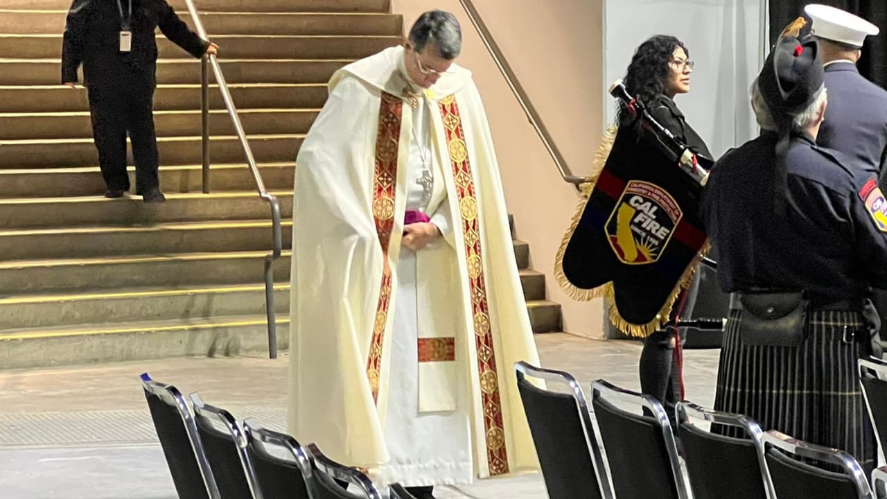 El obispo de la diócesis de Fresno, Joseph V. Brennan, hizo una oración por el descanso eterno de Gonzalo Carrasco Jr.