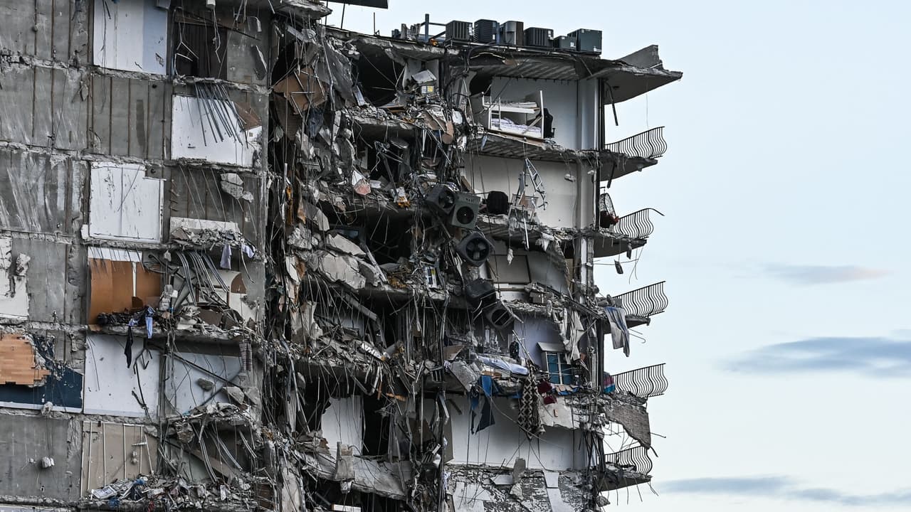 Parte de un edificio de 12 pisos colapsó en la madrugada de este jueves en Surfside, al norte de Miami Beach, Florida, reportó el Departamento de Bomberos de Miami-Dade. Las autoridades confirmaron que al menos una persona murió y decenas fueron rescatadas, algunas heridas.