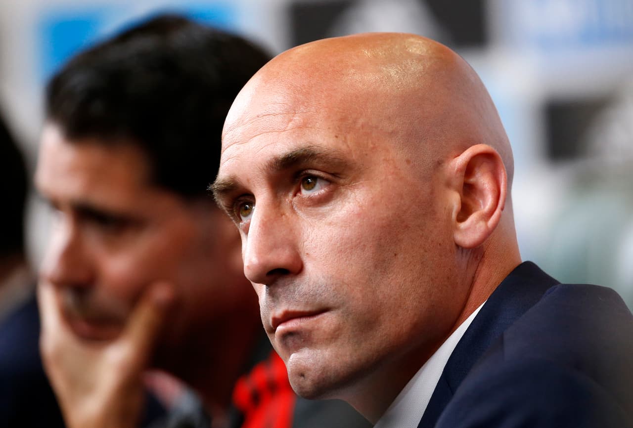 Fiscalía de España se querella contra Luis Rubiales por el beso forzado a Jenni Hermoso