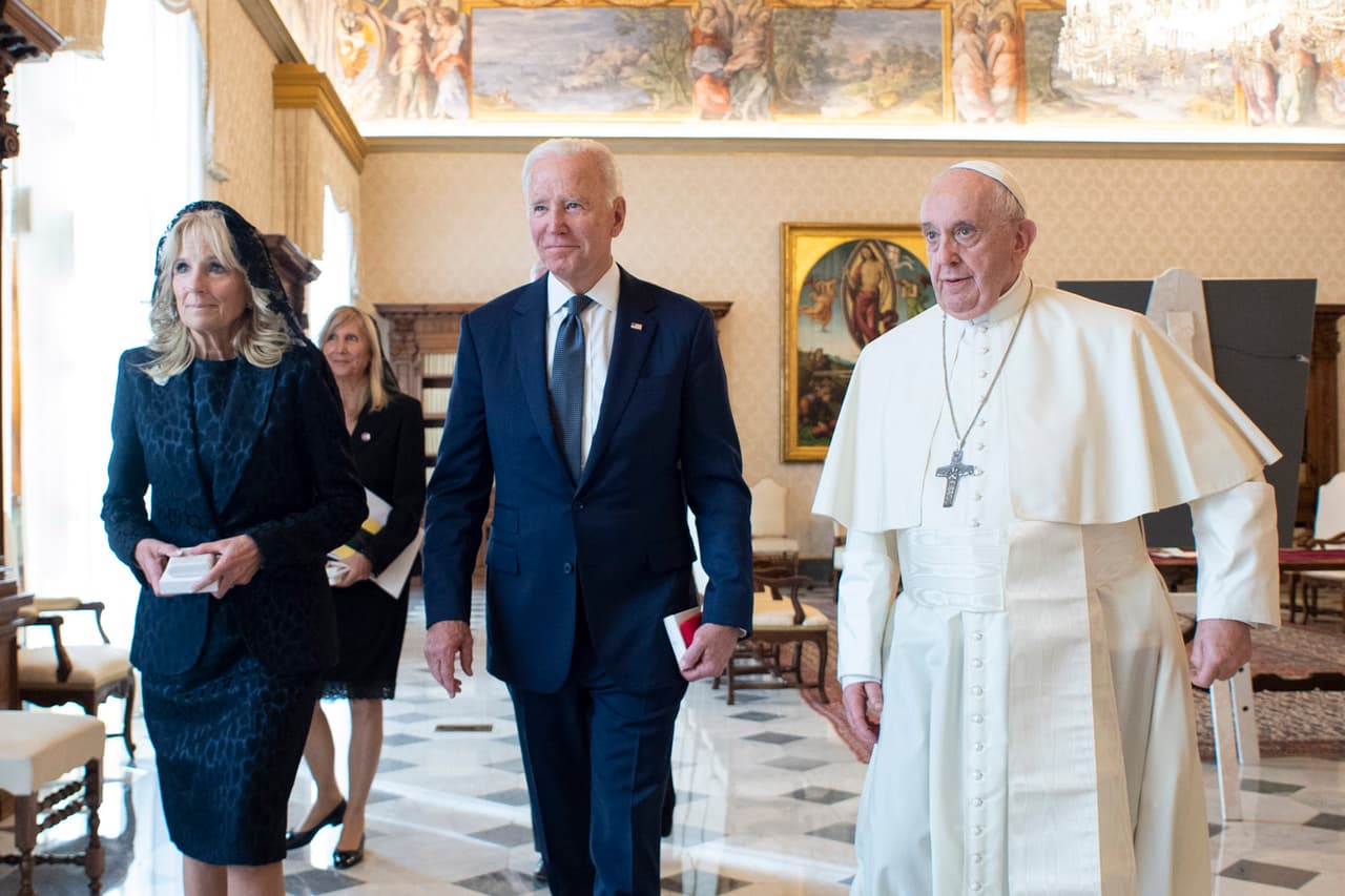 El encuentro oficial con el papa Francisco del 
<a href="https://www.univision.com/noticias/politica/joe-biden-visita-papa-francisco-g20-presidente-viaje-europa-fotos"><u>presidente Joe Biden y su esposa Jill</u></a>, vestida de negro y llevando el respectivo velo requerido por el protocolo. 
<br>
<br>Las visitas privadas al máximo líder de la iglesia católica están regidas por estrictas normas. Por ejemplo, el Vaticano establece que en las audiencias papales las mujeres deben usar mangas largas y ropa formal negra. También un velo o mantilla negra debe cubrir sus cabezas. 
<br>