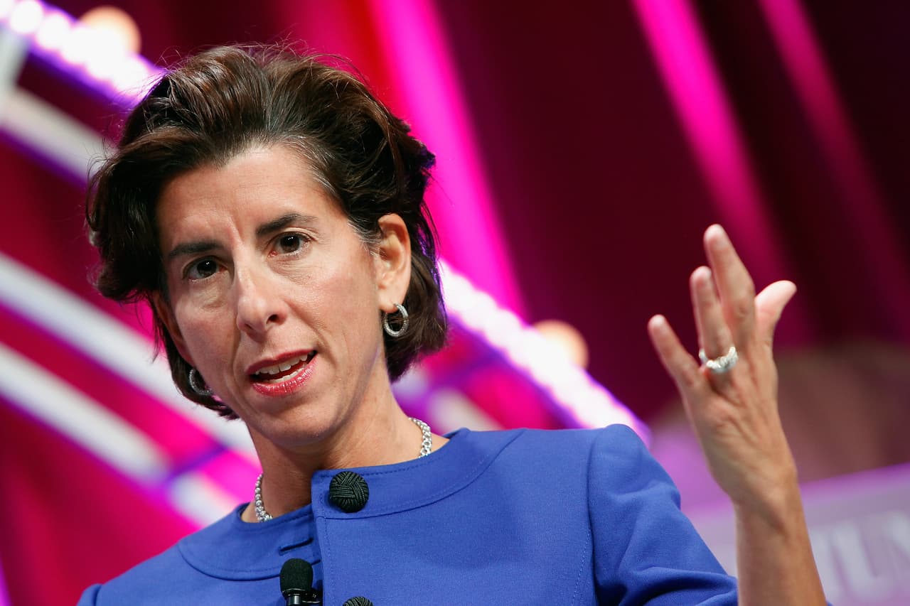 ✅ 
<b>Rhode Island |</b> FEMA dijo el 22 de agosto que había dado luz verde a los fondos al estado. En la imagen, su gobernadora, la demócrata Gina Raimondo, en un evento en Washington DC el 13 de octubre de 2015.
