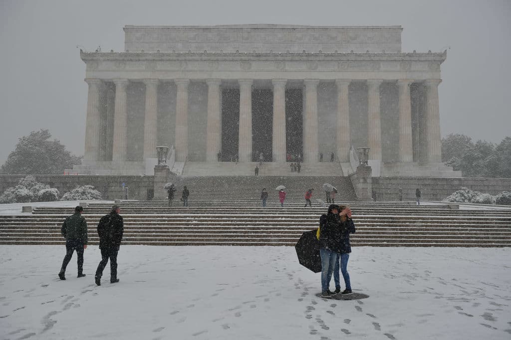 Los turistas no desisten de ir al Lincoln Memorial ni en medio de tormentas. En la de 
<b>nieve</b> del 21 de marzo de 2018, se acercaron para tomarse una fotografía con un escenario que no se da siempre.