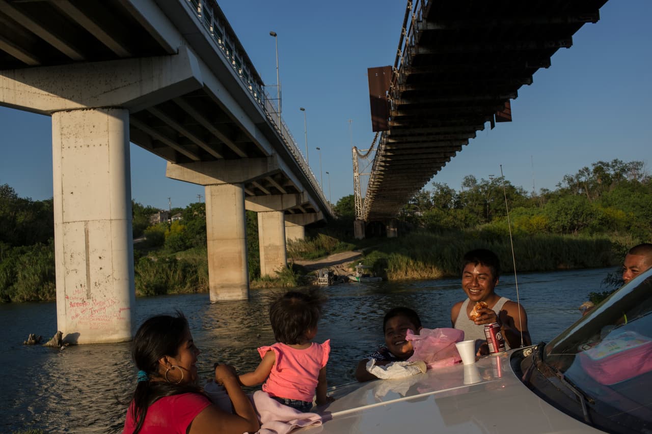 Una familia merienda debajo de un puente del Rio Bravo en Miguel Alemán, Tamaulipas, México. 22 de marzo de 2017.