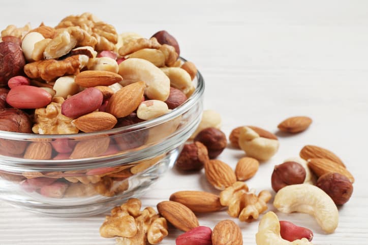 <b>Come frutos secos. </b>Los alimentos muy calóricos deben limitarse si queremos controlar nuestro peso. Sin embargo, 
<b>los frutos secos son una excepción. </b>Ni los investigadores ni las entidades de referencia en nutrición tienen miedo a que la población gane peso por consumir más frutos secos. Al contrario: son numerosas las investigaciones que indican que su consumo se relaciona con 
<b>menores tasas de obesidad </b>(además de una reducción en el riesgo de padecer enfermedades cardiovasculares, cáncer o diabetes). No hablamos aquí de almendras recubiertas de caramelo, claro, sino de nueces, almendras, o anacardos sin tostar y sin sal. Y con moderación.