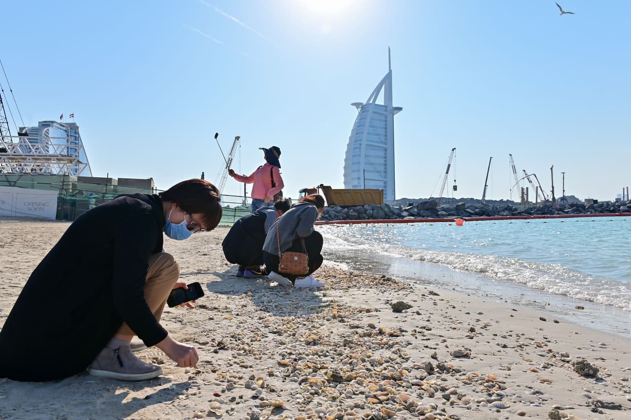 En otros lugares del mundo donde se han reportado casos también ha habido compras masivas de mascarillas. La demanda de las mascarillas sanitarias se han disparado en Emiratos Árabes Unidos (en la fotografía), con precios de casi 200 dólares por una caja en Amazon, pese a los intentos de las autoridades de que se mantenga la normalidad tras los primeros casos del coronavirus reportados.