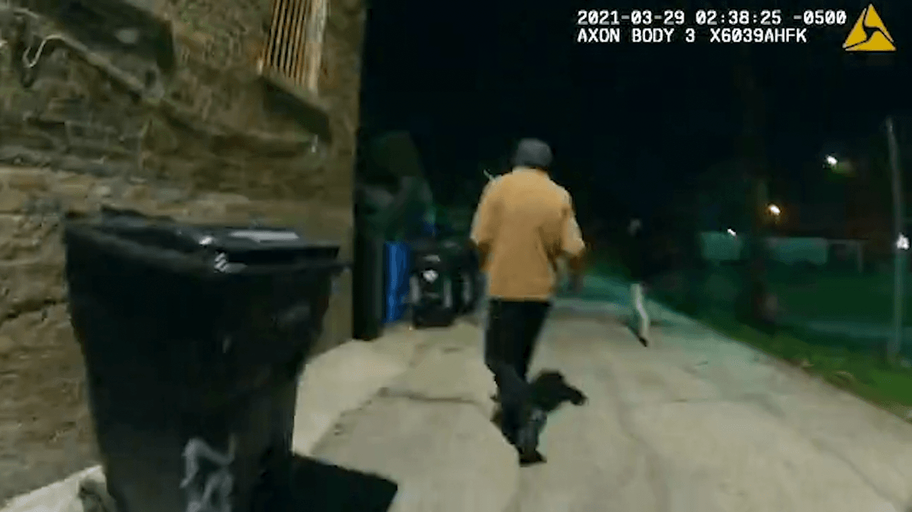 Empieza la 
<a href="https://www.univision.com/local/chicago-wgbo/por-que-la-alcaldesa-de-chicago-quiere-prohibir-a-los-policias-las-persecuciones-a-pie-video">persecución a pie</a> de Román y Toledo por el callejón.
<br>