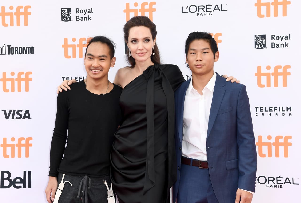 De acuerdo con 
<b><a href="https://www.usmagazine.com/celebrity-news/news/brad-pitt-angelina-jolie-have-tension-with-kids-amid-custody-battle/" target="_blank">US Weekly</a></b>, que citó declaraciones de un informante, una revelación que Angelina Jolie le hizo a su hijo Pax sobre su famoso padre generó la discordia entre la pareja. De acuerdo con la publicación, la actriz le habría confesado a su hijo que Brad estaba en desacuerdo con su adopción, y que incluso estaba molesto porque ella había continuado con el proceso legal que implicaba.