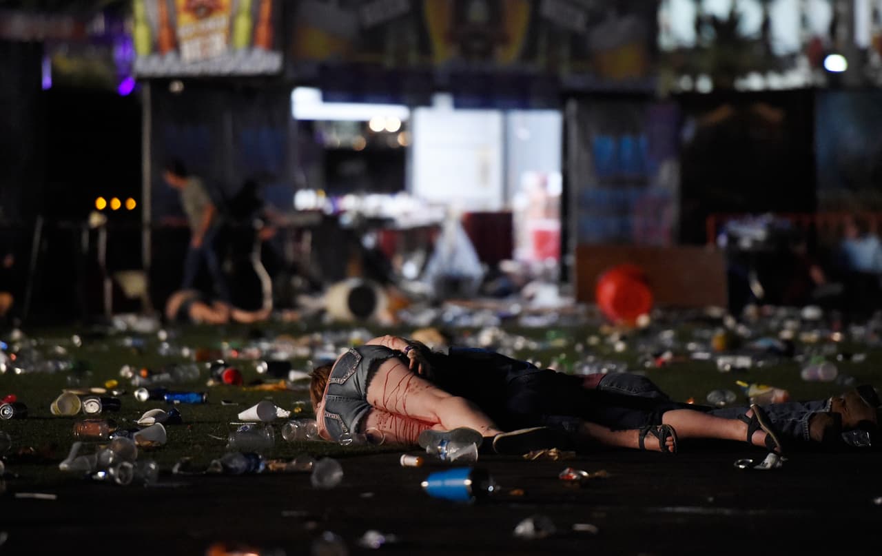 Los cuerpos de tres víctimas mortales del tiroteo masivo en un festival de música country.