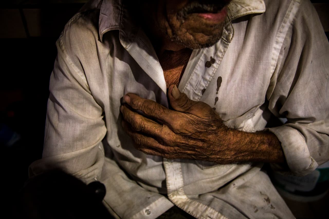 Digno Cruz (suegro del autor de la serie) lloraba en su casa mientras hablaba de sus nietos desaparecidos en Guerrero, México. El descubrimiento de varias fosas comunes durante la búsqueda de los 43 estudiantes desaparecidos en Ayotzinapa muestra la magnitud de la crisis de desapariciones forzadas en el país. El gobierno ha encontrado 60 tumbas clandestinas en las ciudades de Iguala-Taxco con al menos 129 cuerpos. Las cifras oficiales muestran que en los últimos años ha habido 30.000 desapariciones y que Guerrero es uno de los estados mexicanos que más han sido afectados. Este grupo de fotografías, realizadas por el mexicano Yael Martínez, fue nominada al premio como proyecto de largo plazo.