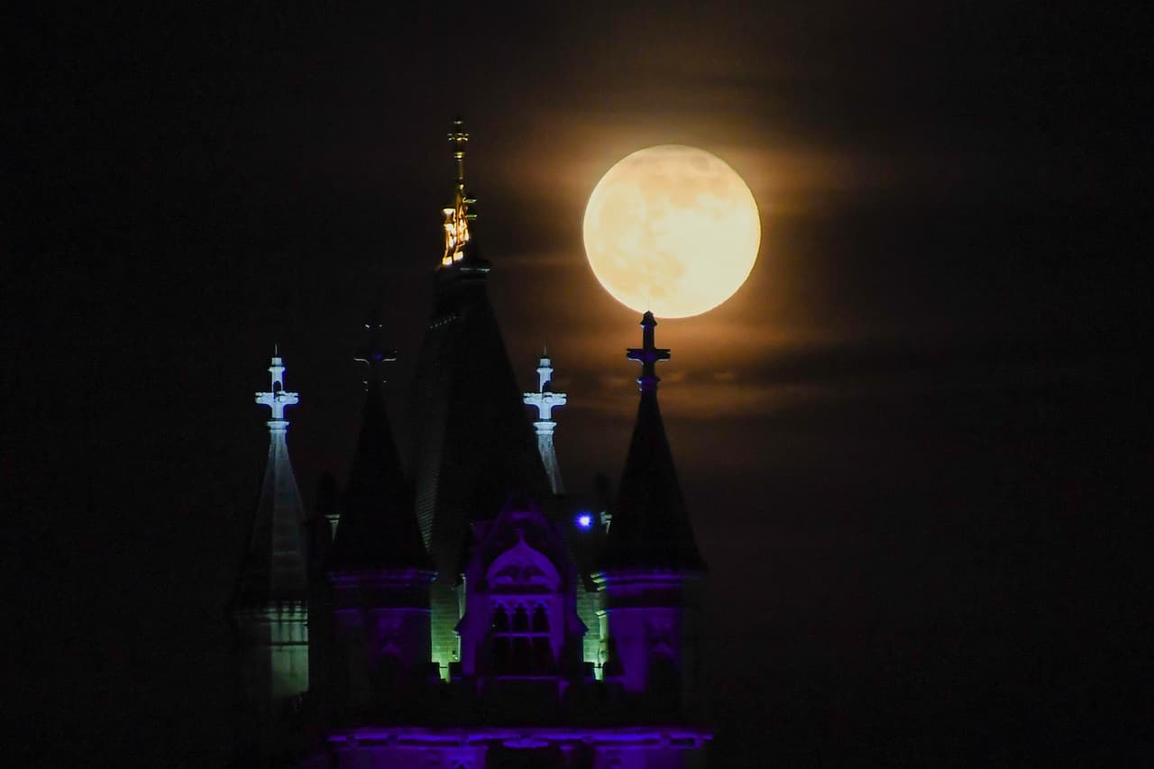 La Superluna de mayo vista cerca del Tower Bridge de Londres. La historia moderna del nombre de las lunas aquí en EEUU se debe 
<b>al almanaque granjero de Maine, que publicó por primera vez nombres de pueblos originarios americanos para las Lunas llenas en la década de 1930.</b>
<br>La Luna llena en mayo era llamada Luna de flores por las tribus que vivían en lo que ahora es el noreste de EEUU. Se debe a que las floraciones son abundantes en esta época del año y a que las heladas tardías ya han terminado.
<br>
<br>