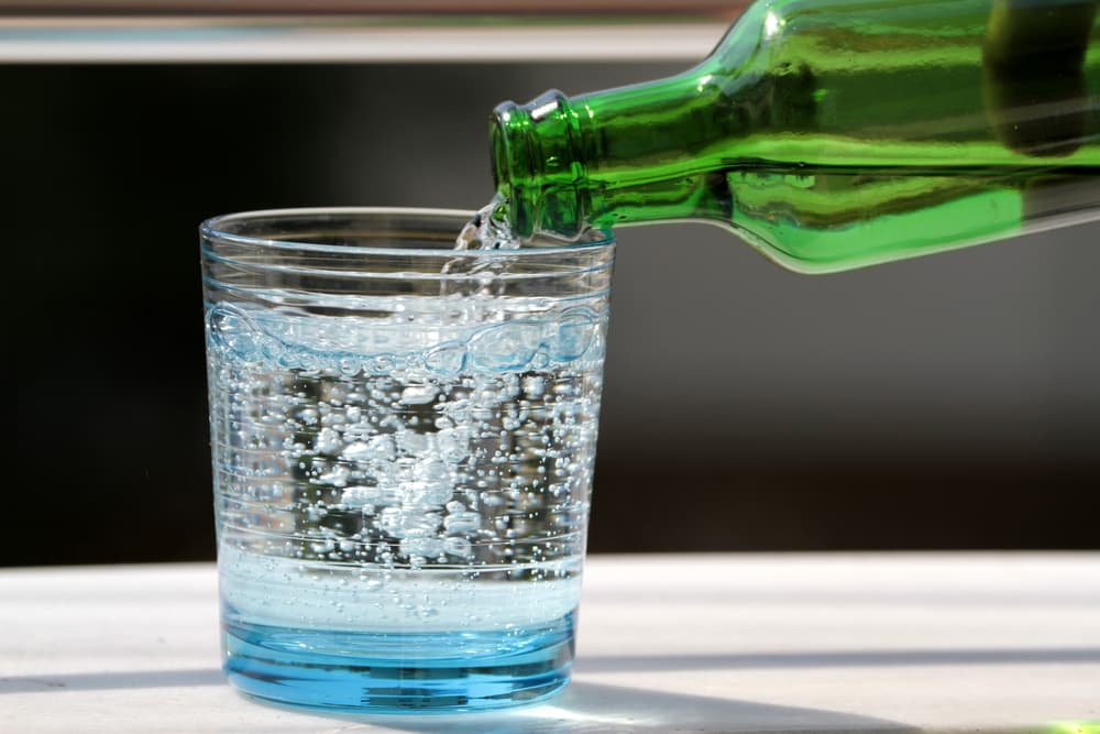 <a href="https://www.cdc.gov/es/disasters/psa/heatwave.html" target="_blank">Mantente hidratado</a>, bebe muchos líquidos. Evite las bebidas con cafeína o alcohol. La mejor opción es agua o agua mineral. En ocasiones las bebidas deportivas tienen mucha azúcar y esto resulta contraproducente.
<br>