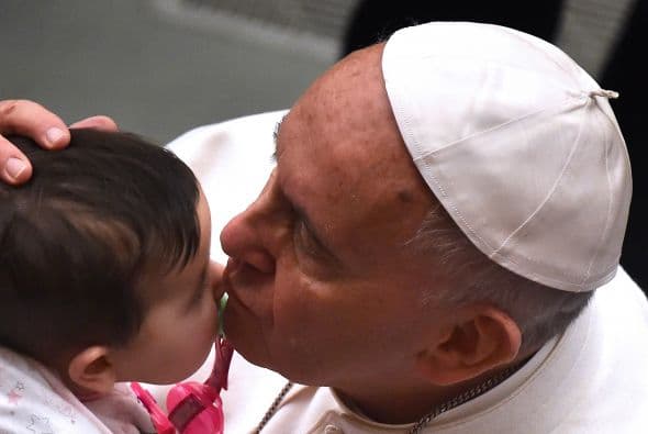 Francisco bendice a un bebé en el marco de una audiencia especial en el Vaticano.