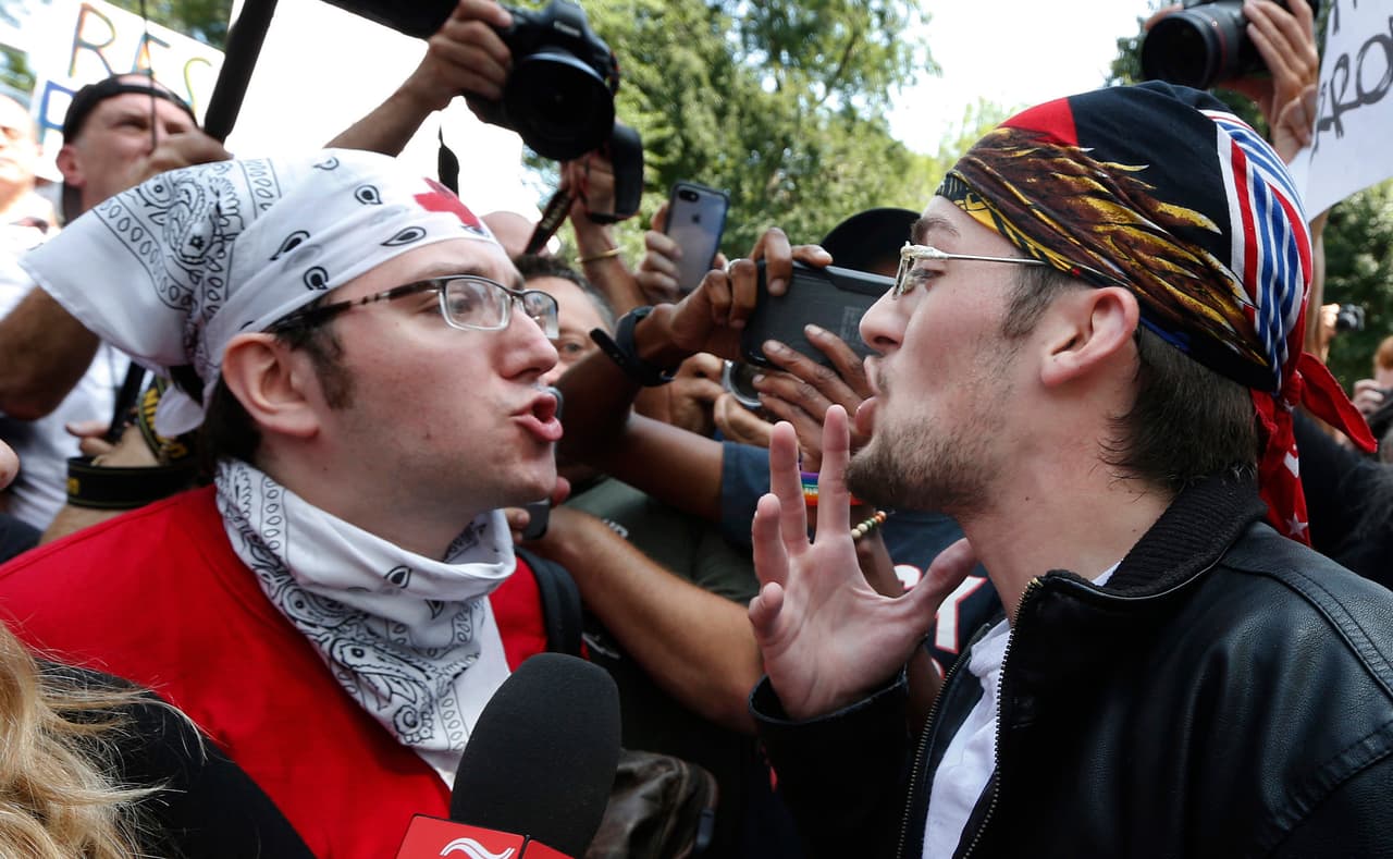 <b>Cientos de oficiales fueron desplegados para prevenir enfrentamientos</b>. En la imagen, un manifestante contra la ultraderecha se enfrenta a un seguidor de Trump este sábado en Boston.