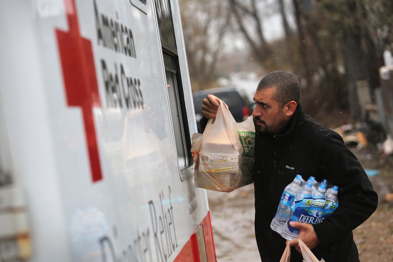 Para ayudar a las familias a permanecer seguras, la Cruz Roja Americana emite los seis mejores consejos de preparación para huracanes en caso de que se aproxime un huracán o una tormenta tropical hacia su comunidad.
<br>