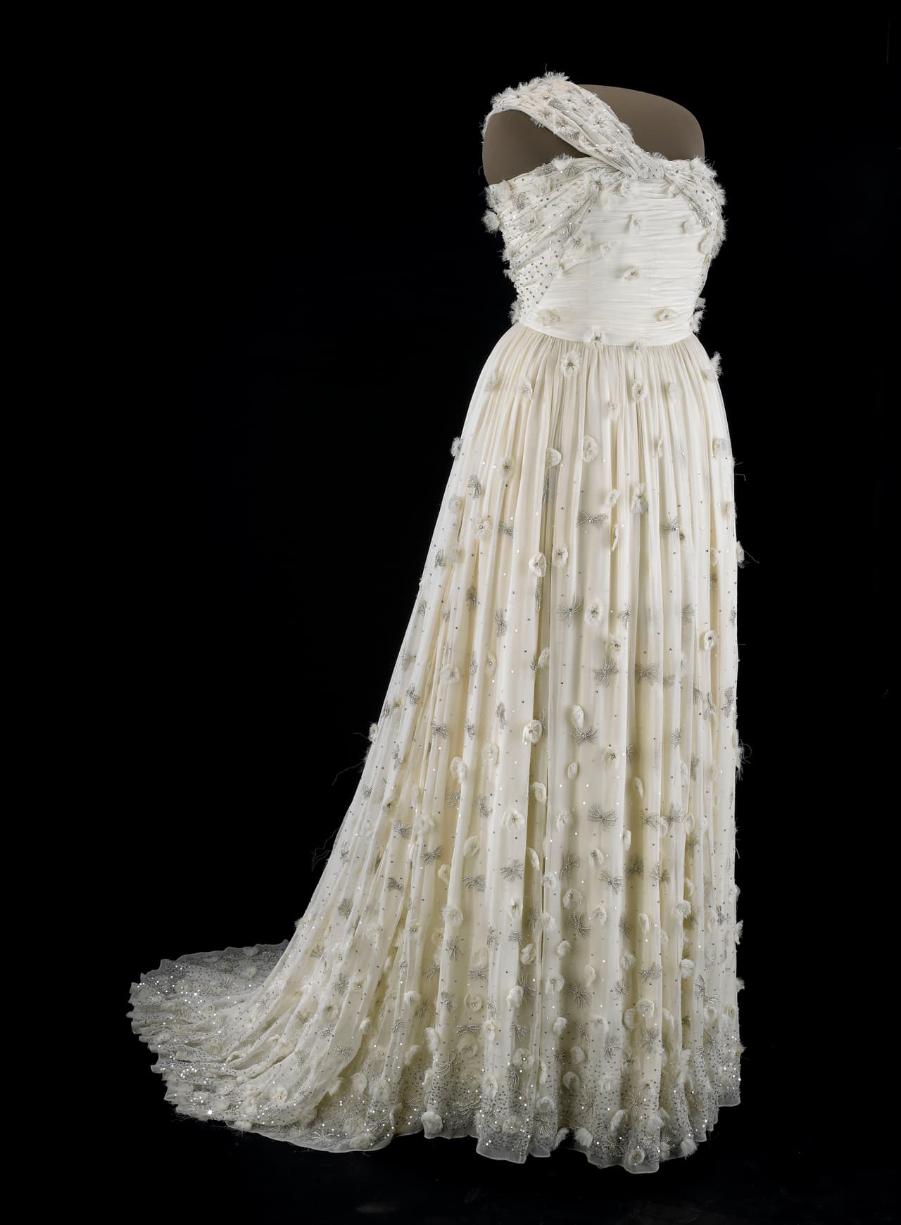 El vestido de chiffon de un solo hombro creado por 
<b>Jason Wu</b> (quien haría también su segundo vestido) tenía cientos de flores de organza pegadas a mano que tenían un centro de cristales de Swarovsky. El colaborador de Vogue, André Leon Talley fue quien le presentó a Michelle al joven diseñador.