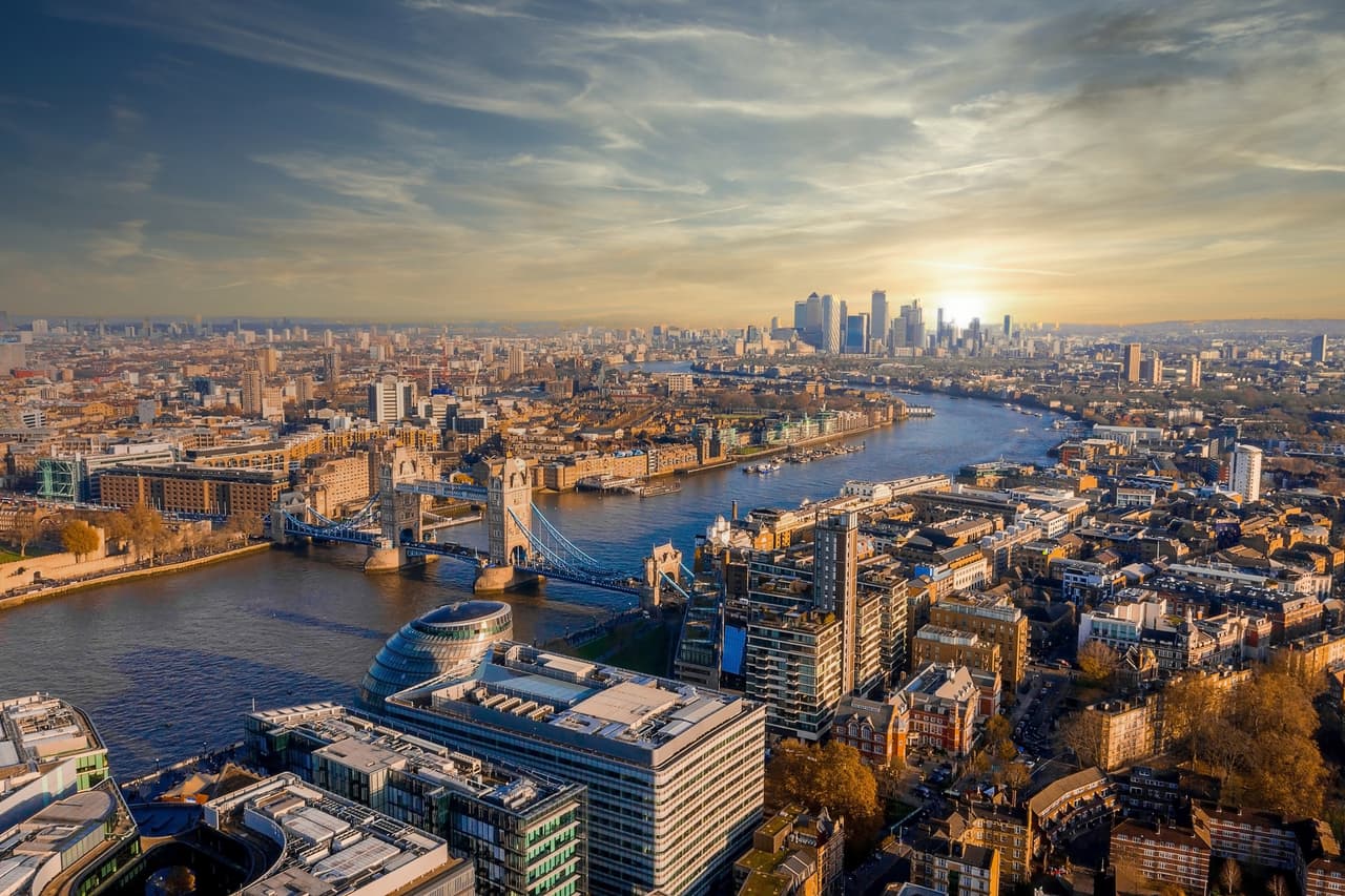 <b>Puesto 7. Londres: 63 multimillonarios</b>
<br>
<br>Crecimiento en 2021: 7 nuevos multimillonarios
<br>
<br>Patrimonio neto de los multimillonarios de la ciudad: 316,000 millones de dólares
<br>
<br>Residente más rico: Len Blavatnik (32,000 millones de dólares de patrimonio) 
<br>
<br>Entre los recién llegados al tope de multimillonarios de la capital de Reino Unido se encuentra José Neves, un ciudadano portugués que fundó la cadena de tiendas de ropa Farfetch. Las acciones de esta compañía aumentaron 500% en 2000. En promedio, los residentes multimillonarios de Londres son 37% más ricos que el año pasado.