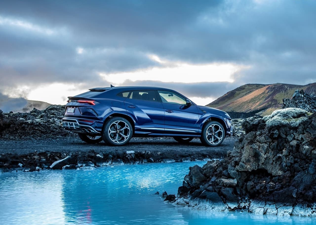 El poder de la Lamborghini Urus es administrado por una 
<b>transmisión automática de 8 velocidades electrohidráulica</b> con cambio cortos en la los primeros engranajes y largos en los finales.