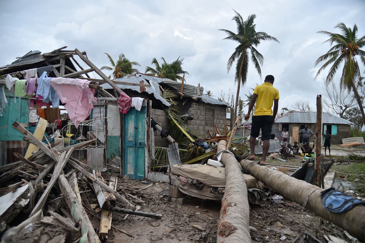 Un joven inspecciona una casa destruida por el Huracán Matthew en Croix Marche-a-Terre, al sureste de Haití el 6 de octubre.
<br>
