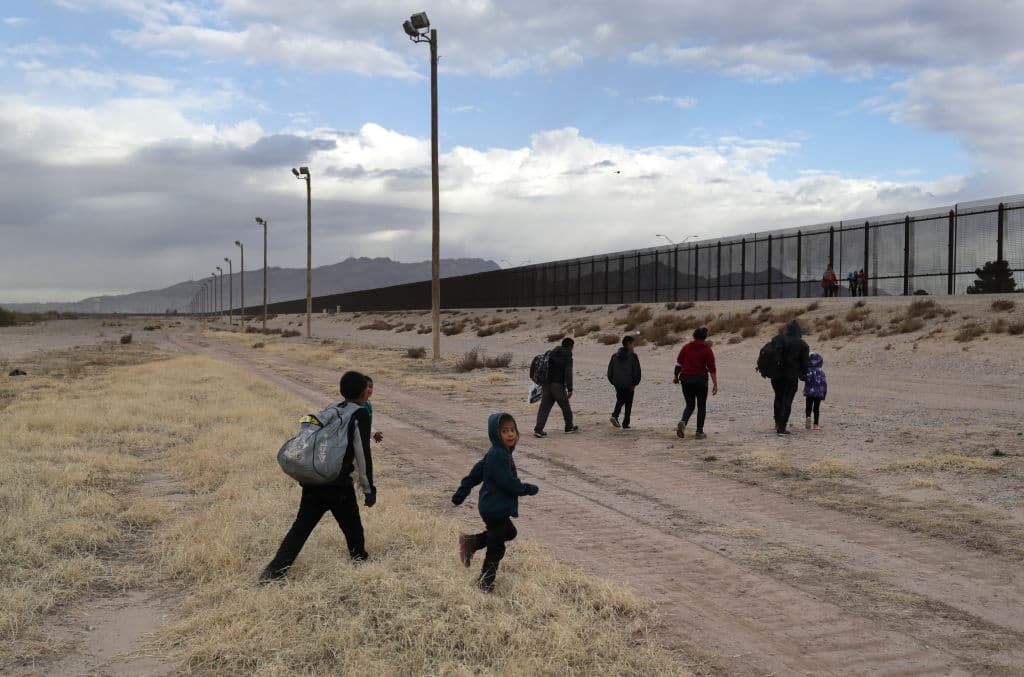 "No creo que el susto de 6 meses en prisión vaya a espantar a los migrantes": critican plan de Abbott para frenar los cruces por Texas