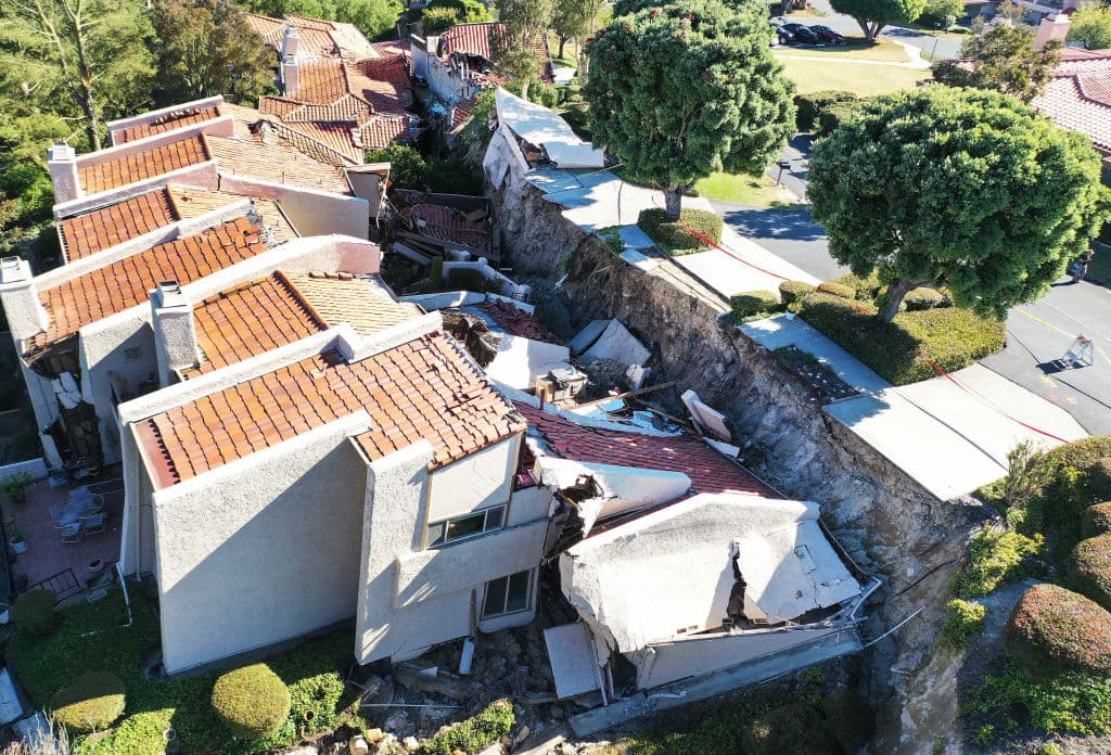 Este martes, 11 de julio, cinco mansiones más tuvieron que ser desalojadas. La inestabilidad del terreno rompió una línea del sistema de alcantarillados, convirtiendo estas viviendas en trampas mortales.