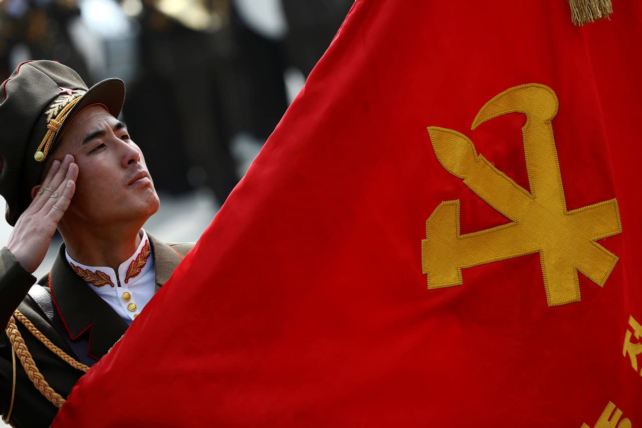 Hubo saludos al podio principal donde se encontraba el actual líder del régimen norcoreano, Kim Jong-un.