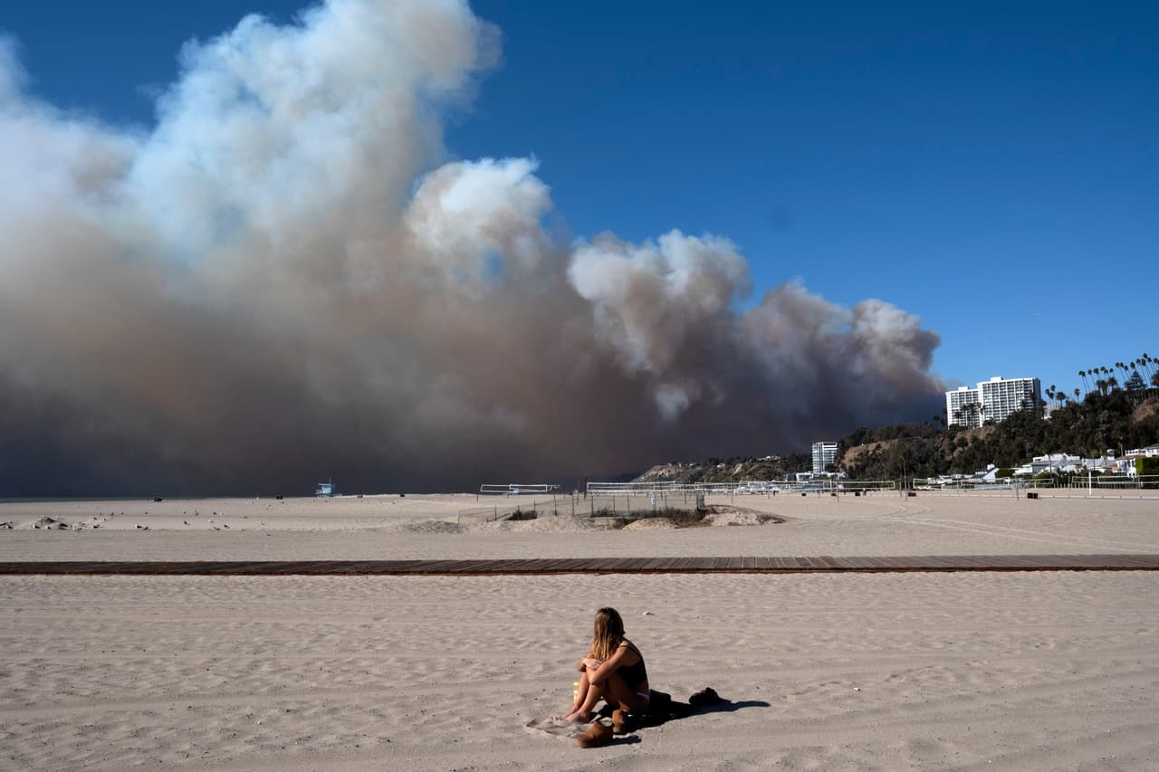 Impacto en Malibú: En Malibú, cinco zonas están bajo advertencias y órdenes de evacuación, con residentes listos para salir rápidamente si es necesario.