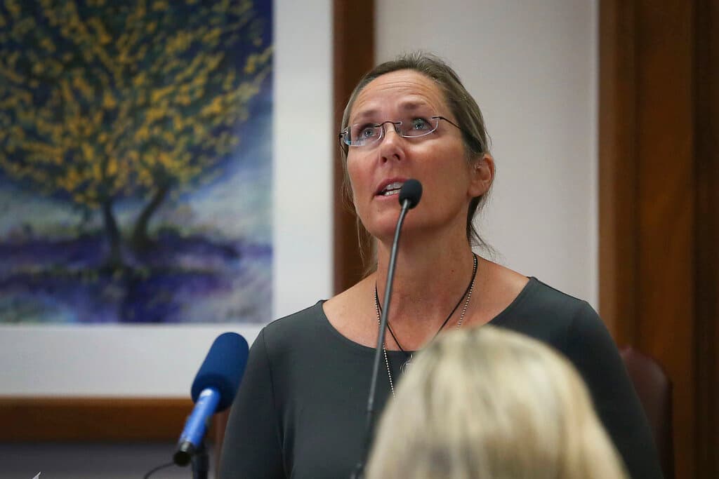 <b>Scarlett Lewis, madre de una de las víctimas de Sandy Hook: </b>Jesse, su hijo de 6 años, estuvo entre los 20 estudiantes de primer grado y seis adultos asesinados en la Escuela Primaria Sandy Hook en 2012. Posteriormente, Alex Jones usó su programa de radio para difundir teorías de conspiración, calificando la masacre como un engaño y una operación de falsa bandera para ayudar al gobierno a expandir el control de armas. En agosto de este año, un jurado de Texas ordenó al presentador de Infowars.com que 
<a href="https://www.univision.com/noticias/estados-unidos/alex-jones-el-conspiranoico-fundador-de-infowars-declara-en-bancarrota-tras-su-juicio-por-difamacion">pagara a Lewis y Neil Heslin casi $50 millones en daños por difamación</a>.