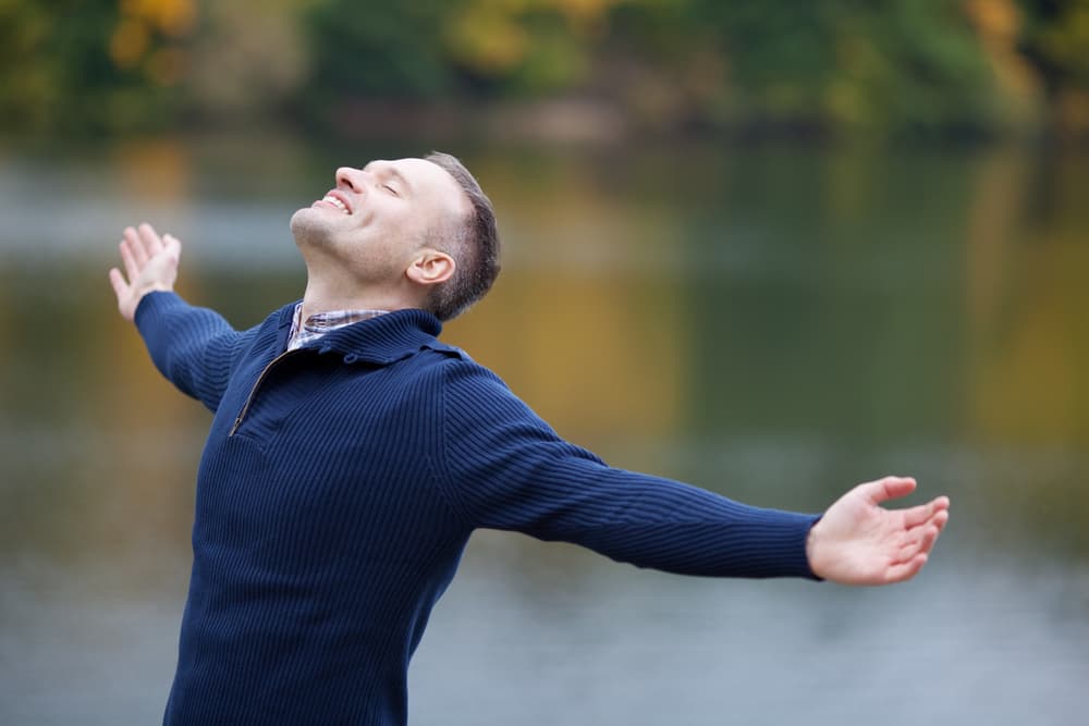 Vives de dentro hacia afuera, lo que supone un ahorro importante de energía y por ende una mayor estabilidad emocional y mental.