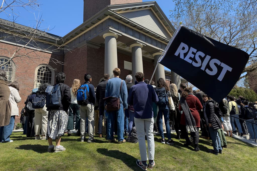 <h2 class="cms-H2-H2">En guerra contra la academia</h2>
<br>
<br>Con el argumento del supuesto antisemitismo y discriminación, la administración ha arremetido contra notables universidades a las que amenaza con dejar sin fondos federales si no cambian sus políticas de Diversidad, Equidad e Inclusión, que la Casa Blanca considera discriminatorias.