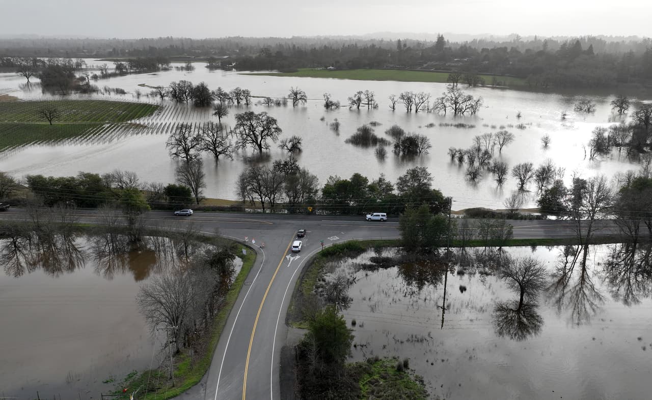 Santa Rosa, una ciudad al norte de la Bahía de San Francisco, es otra de las que han resultado seriamente afectadas por las inundaciones. Muchas partes de la ciudad son propensas a anegarse debido a los daños que los incendios forestales generaron en el suelo de la región.