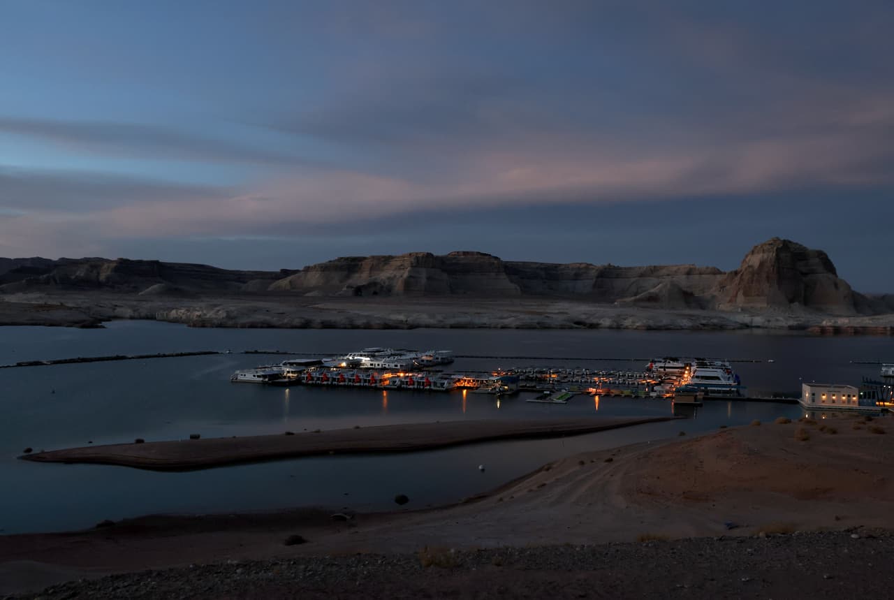 En la actualidad, se pueden ver varias embarcaciones ancladas en las bahías de Lake Powell, un lugar donde solían practicarse diversos deportes acuáticos.