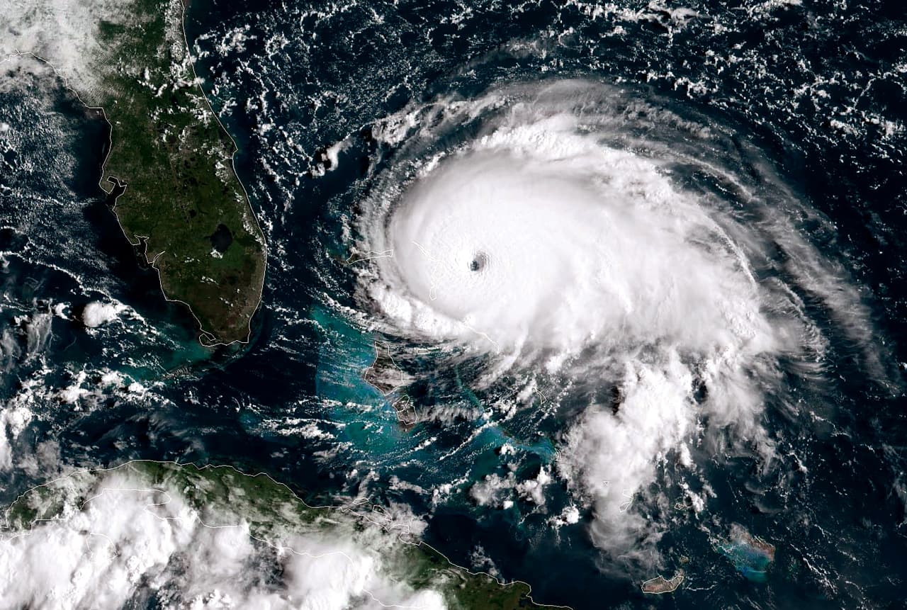En esta imagen, un Dorian ya convertido en huracán categoría 5 se aproxima peligrosamente al noroeste de Bahamas.