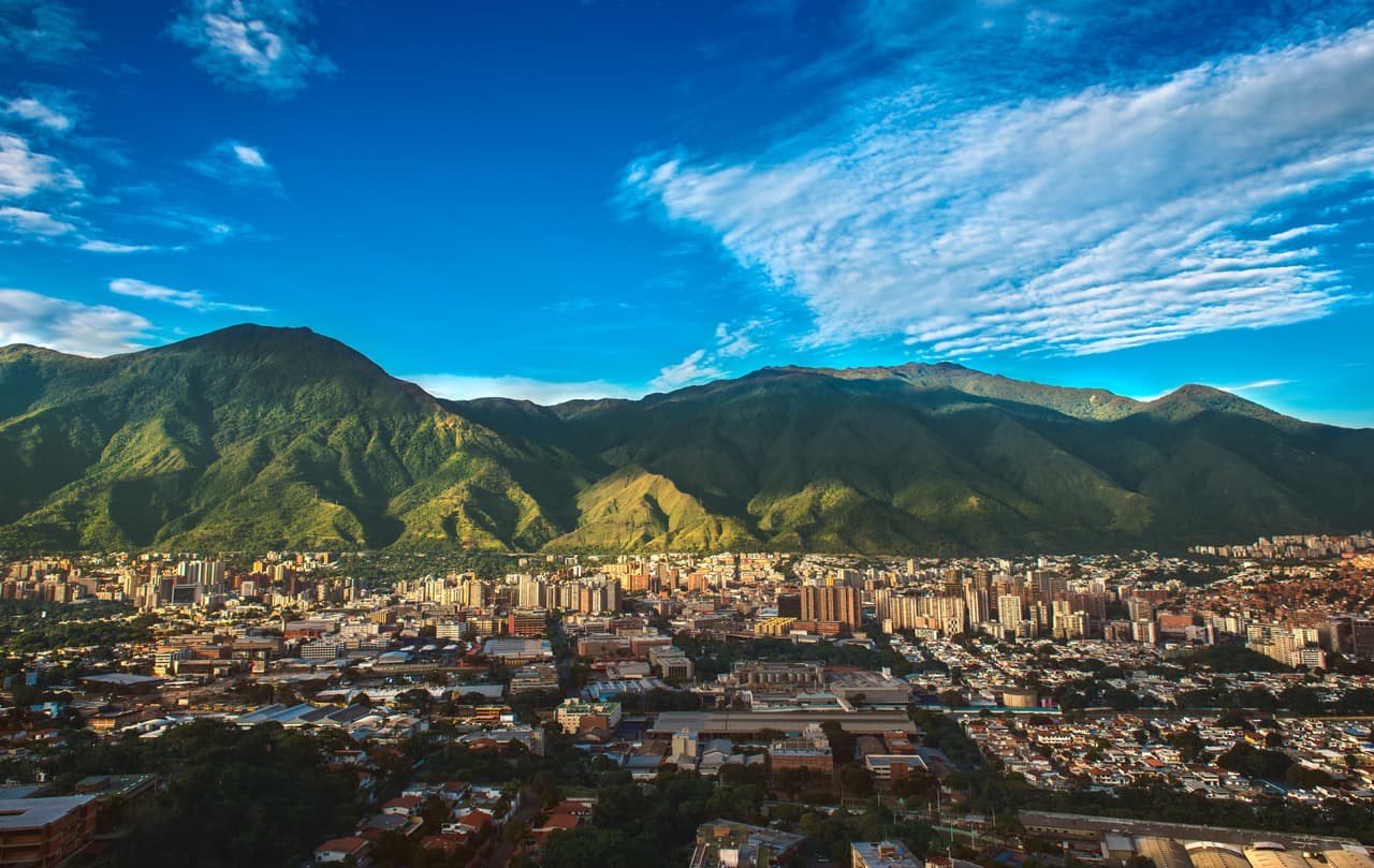 <b>País menos feliz: Venezuela (4.9 puntos). </b>
<br>
<br>Según la investigación, Venezuela se ha visto gravemente afectada por calamidades sociopolíticas que desencadenaron un éxodo importante de ciudadanos. Al igual que Ecuador (5.8 puntos), la caída de los precios del petróleo también ha impactado en la economía. 
<br>
<br>Colombia tiene 6.0 puntos en el Informe mundial sobre la felicidad 2021 y según el estudio es el país que más ha mejorado en la región. Redujo a la mitad su tasa de pobreza en la última década. Brasil registró 6.3 puntos, Chile 6.2 puntos, Perú 5.8 puntos, Argentina 5.9 puntos, Bolivia 5.7 y Paraguay 5.7 puntos. 
<br>