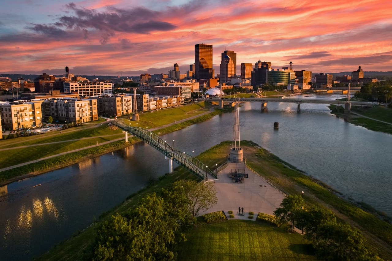 <h3 class="cms-H3-H3">13. Ohio</h3>
<br>
<br>💉 
<b>Esperanza de vida al nacer (2020): </b>75.3
<br>
<br>💉 
<b>Modificación con respecto a 2019 (en años): </b>-1.6%
<br>
<br>💉
<b> Población sin seguro médico: </b>6.2%
<br>
<br>💉 
<b>Población total: </b>11,675,275
<br>